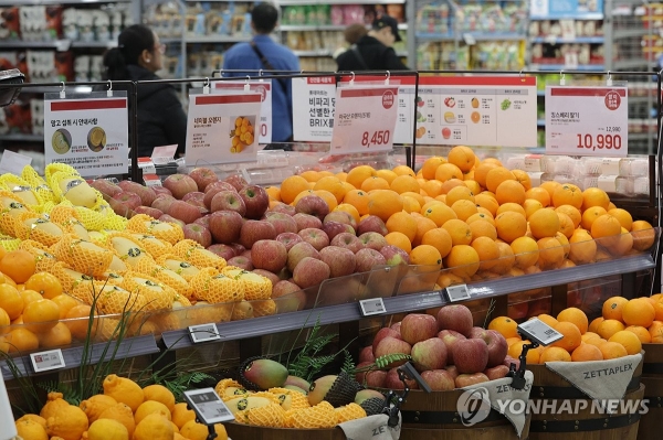 서울 한 대형마트에 망고와 오렌지 등이 진열되어 있다.
