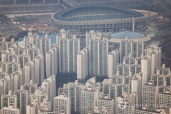서울 송파구 롯데월드타워에서 바라본 잠실일대 아파트의 모습.