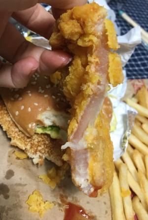 "햄버거 패티에 날고기가"…맥도날드 '황당' 햄버거