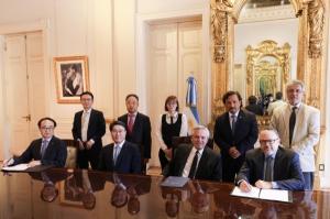 최정우 포스코 회장,아르헨 대통령과 이차전지소재 협력논의