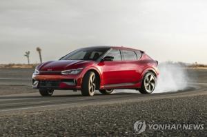 美전문매체 "기아 EV6 GT,테슬라 모델Y보다 승차감·내부 우위"